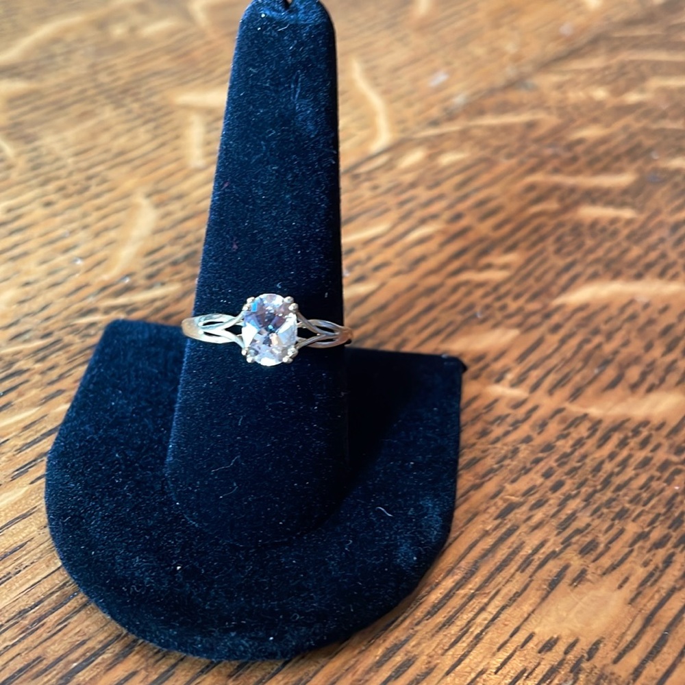 10 kt gold morganite ring. - Picture 1 of 4